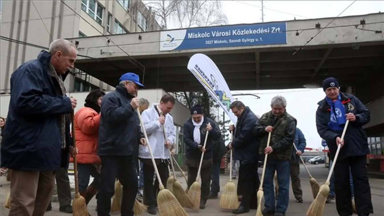 Fáklyás felvonulással a tarthatatlan helyzet ellen