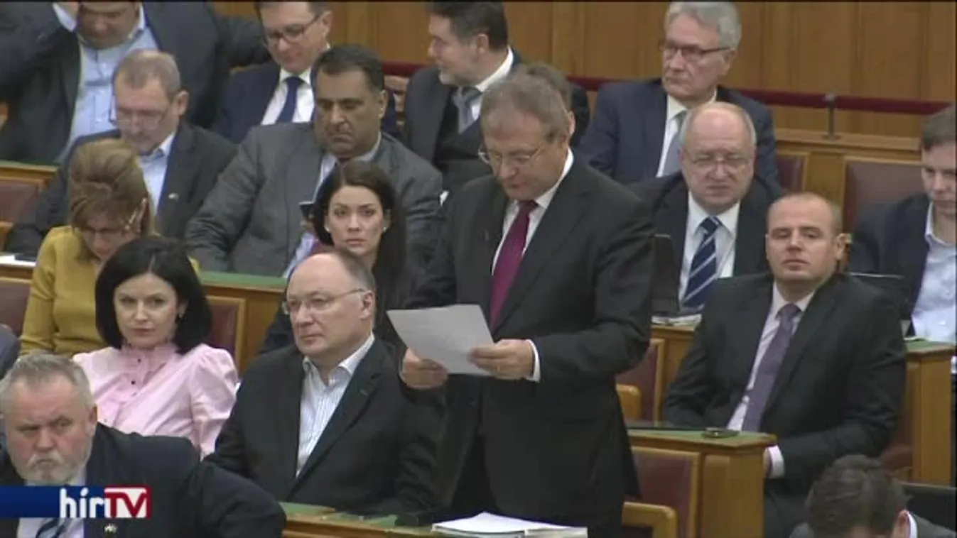 Fidelitasos verekedők Superman ellen