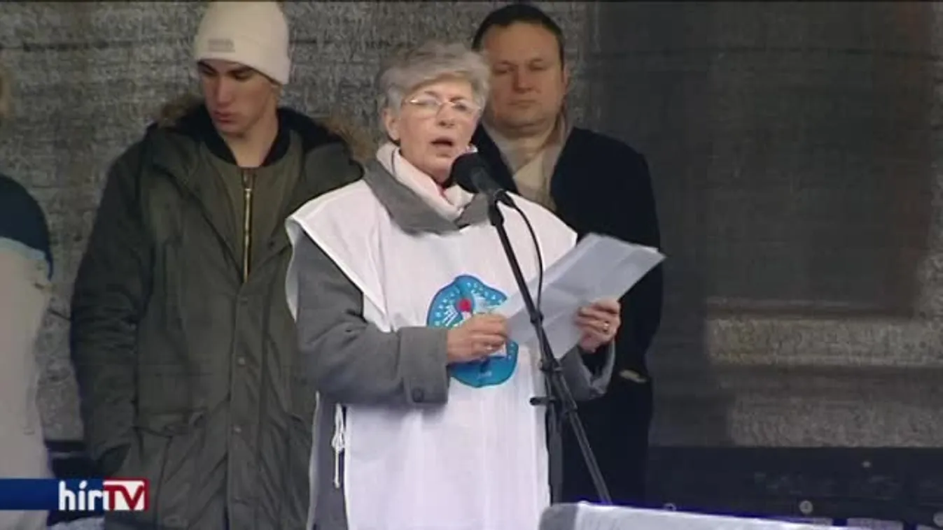 A parlament előtt tüntettek a pedagógusok