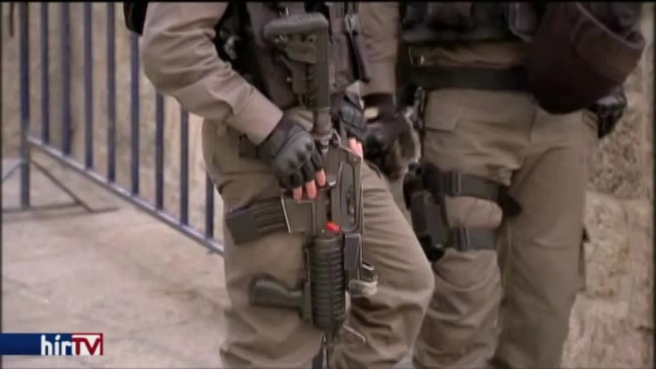 Keresztút - hívők haladnak végig a Via Dolorosán