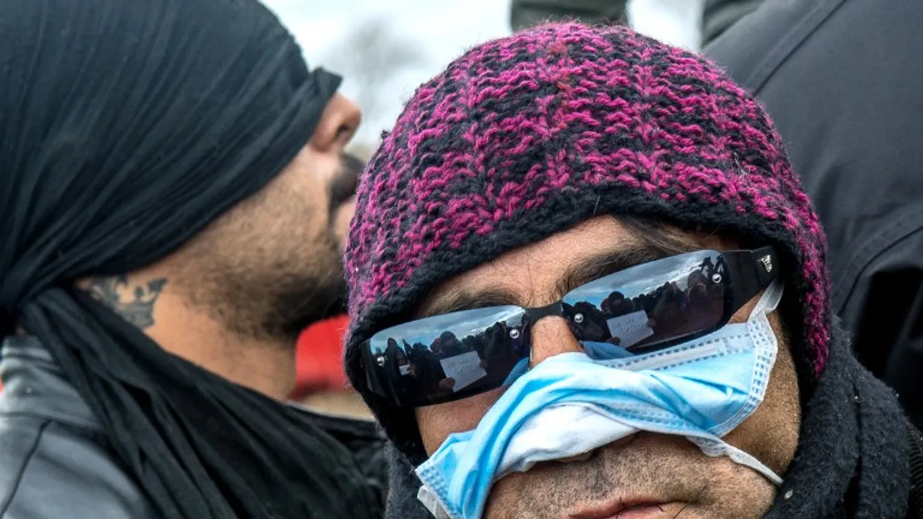 Bevarrt szájú migránsok és a calais-iak is tüntettek