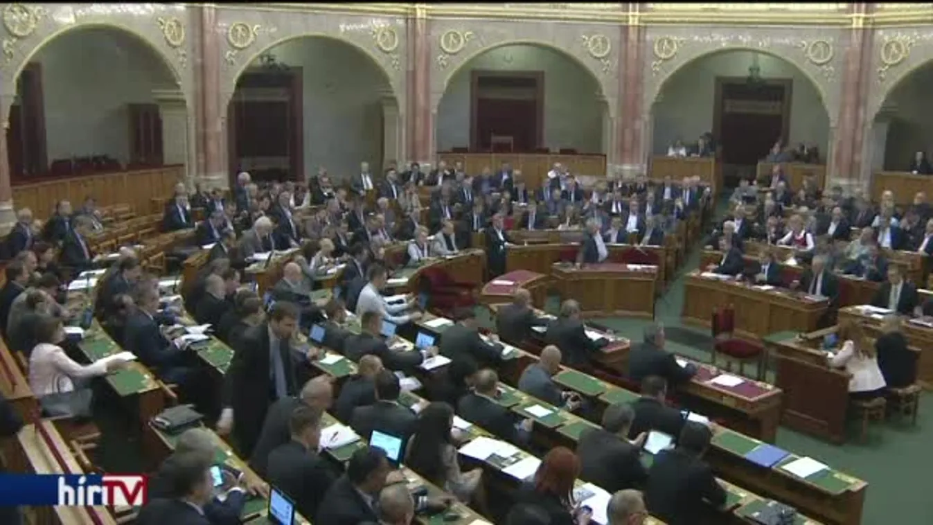 Az ötéves alaptörvényt ünneplik az Országgyűlésben