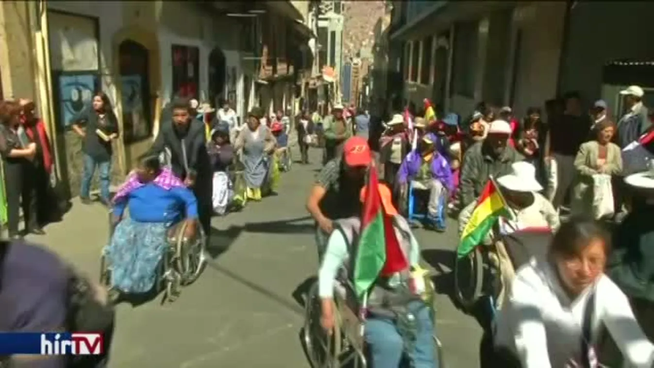 Könnygázzal oszlatták a mozgássérülteket