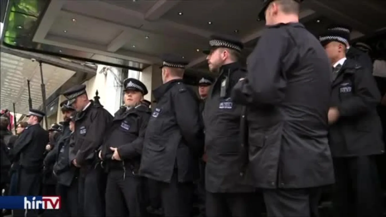 David Cameron ellen tüntettek Londonban