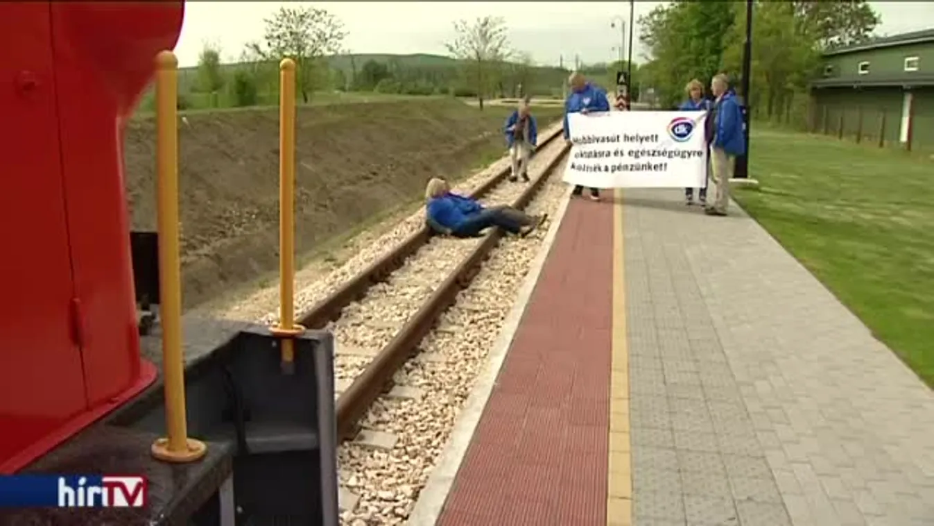 Tüntetők feküdtek a felcsúti kisvasút elé