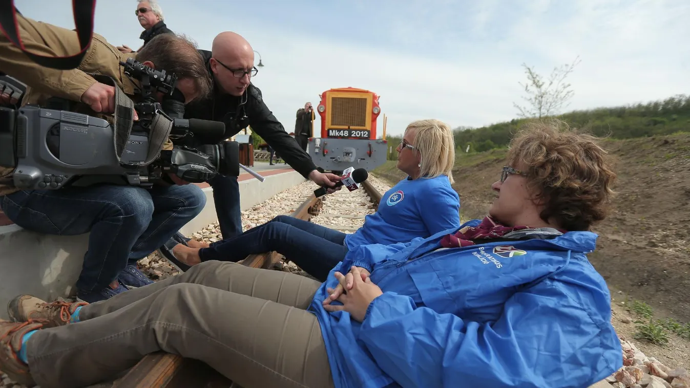 Botrány Felcsúton: tüntetők feküdtek a kisvasút elé