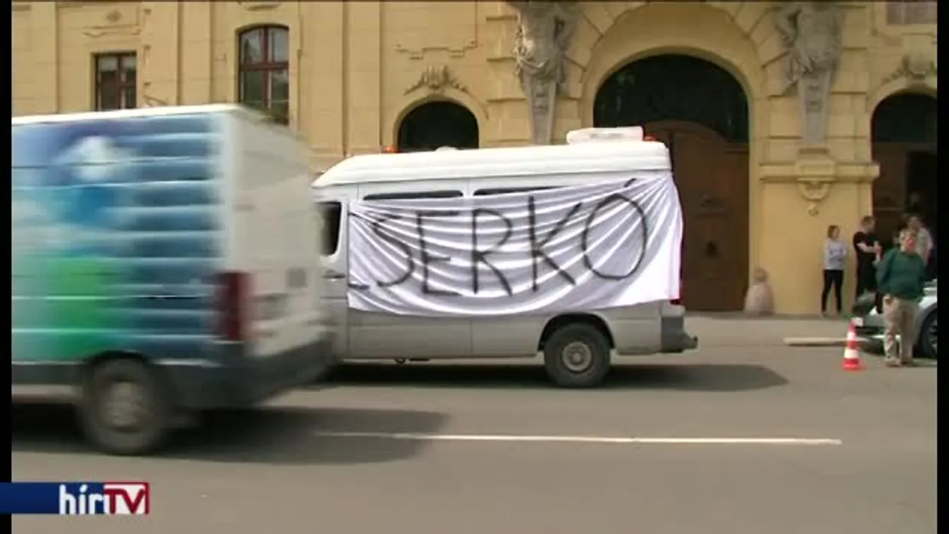 Bement Botkához, rendőrök vitték el