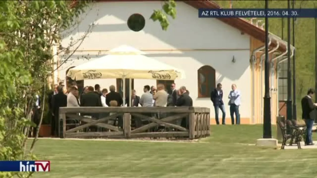 A kisvasút elé fekve tiltakoztak Felcsúton