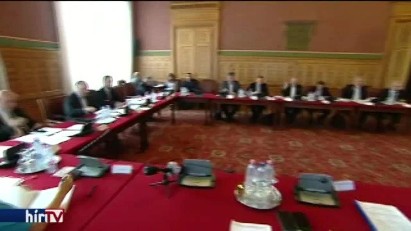 Százmilliárdokkal rövidítenék meg a költségvetést