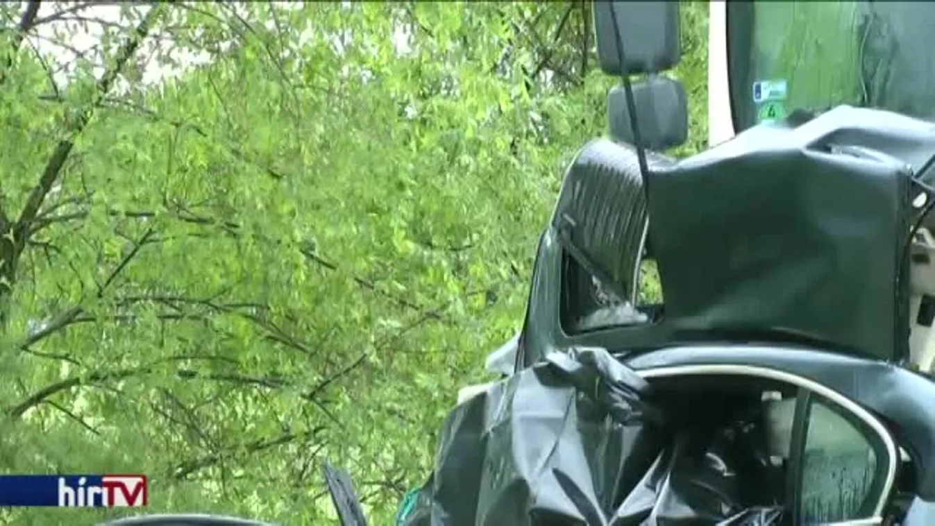 Kamionnal ütköztek, szörnyethaltak