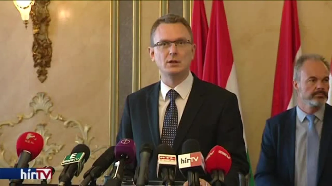 Rétvári: jövőre a pedagógusok is egyet előre léphetnek