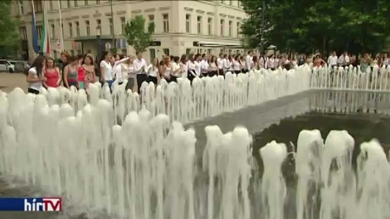 A szökőkútban ünnepelték ledoktorálásukat
