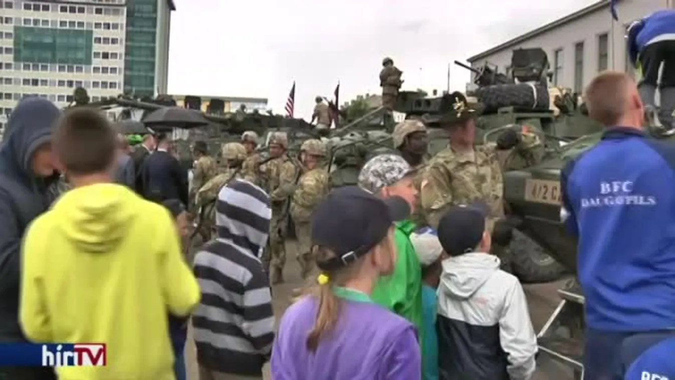 NATO és lett erők felvonulása Lettországban