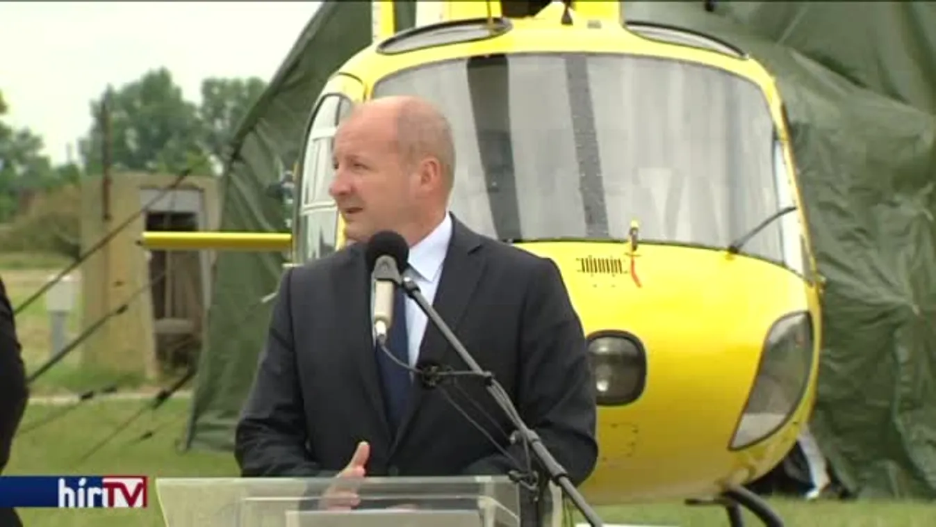 Két helikoptert és katonai felszereléseket adtak át Szolnokon