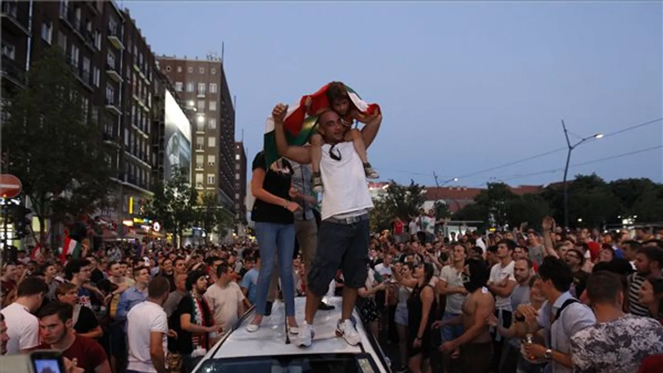 Két előállítás az ünneplő tömegből