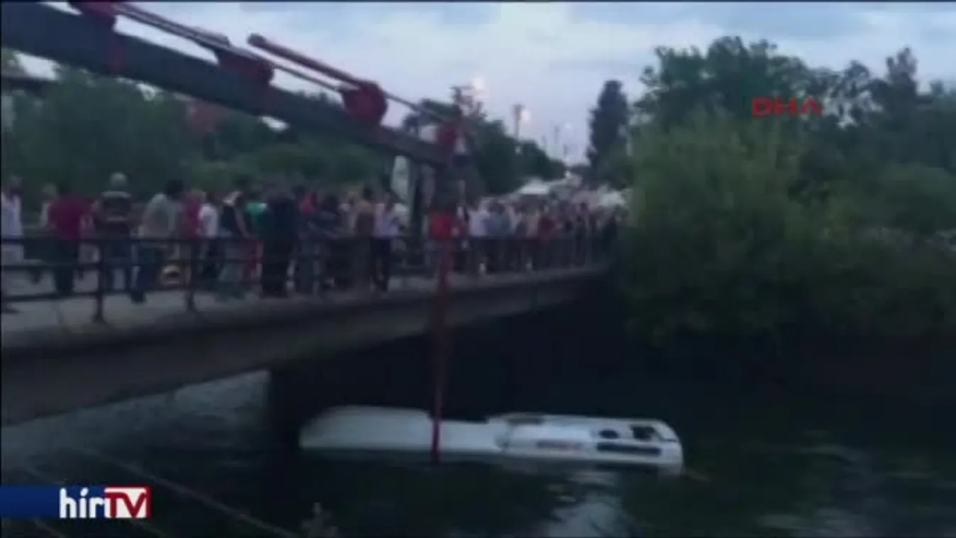 Csatornába zuhant egy iskolásokat szállító busz Törökországban