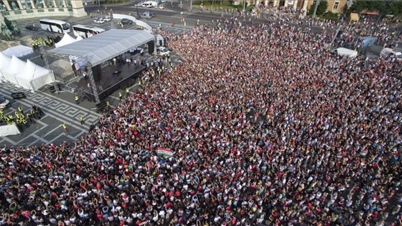 Hatalmas tömeg ünnepelte a válogatottat