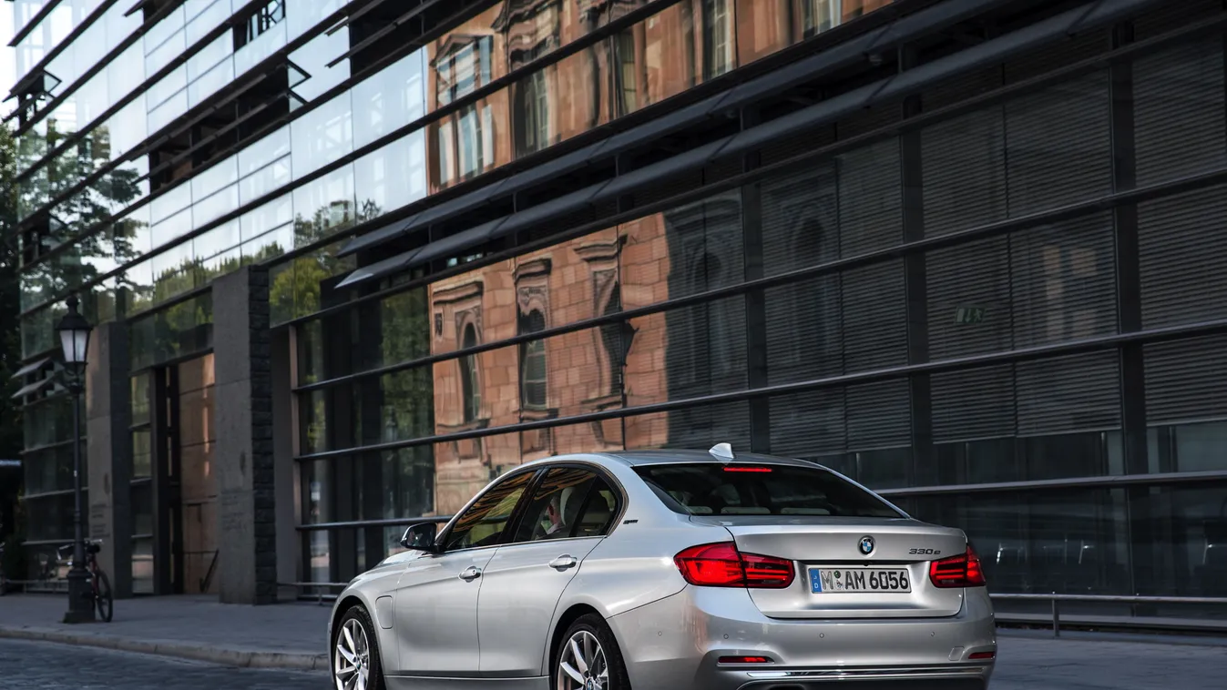 BMW 330e plug-in hibrid – Garázs