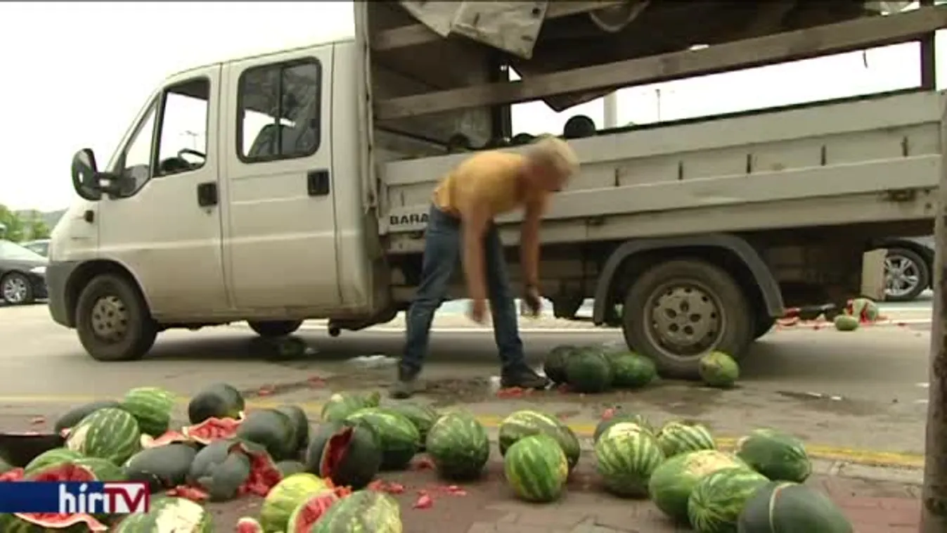Bilincsben vitték el az egyik dinnyetermelőt, miután az utcára borította a portékáját
