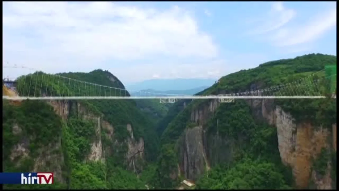 Megnyílt a látogatók előtt a világ leghosszabb üveghídja
