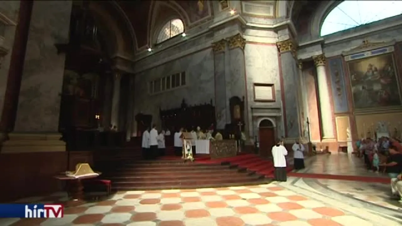 Esztergomból indul a Debreceni Virágkarneválra a Szent Koronát ábrázoló virágkocsi