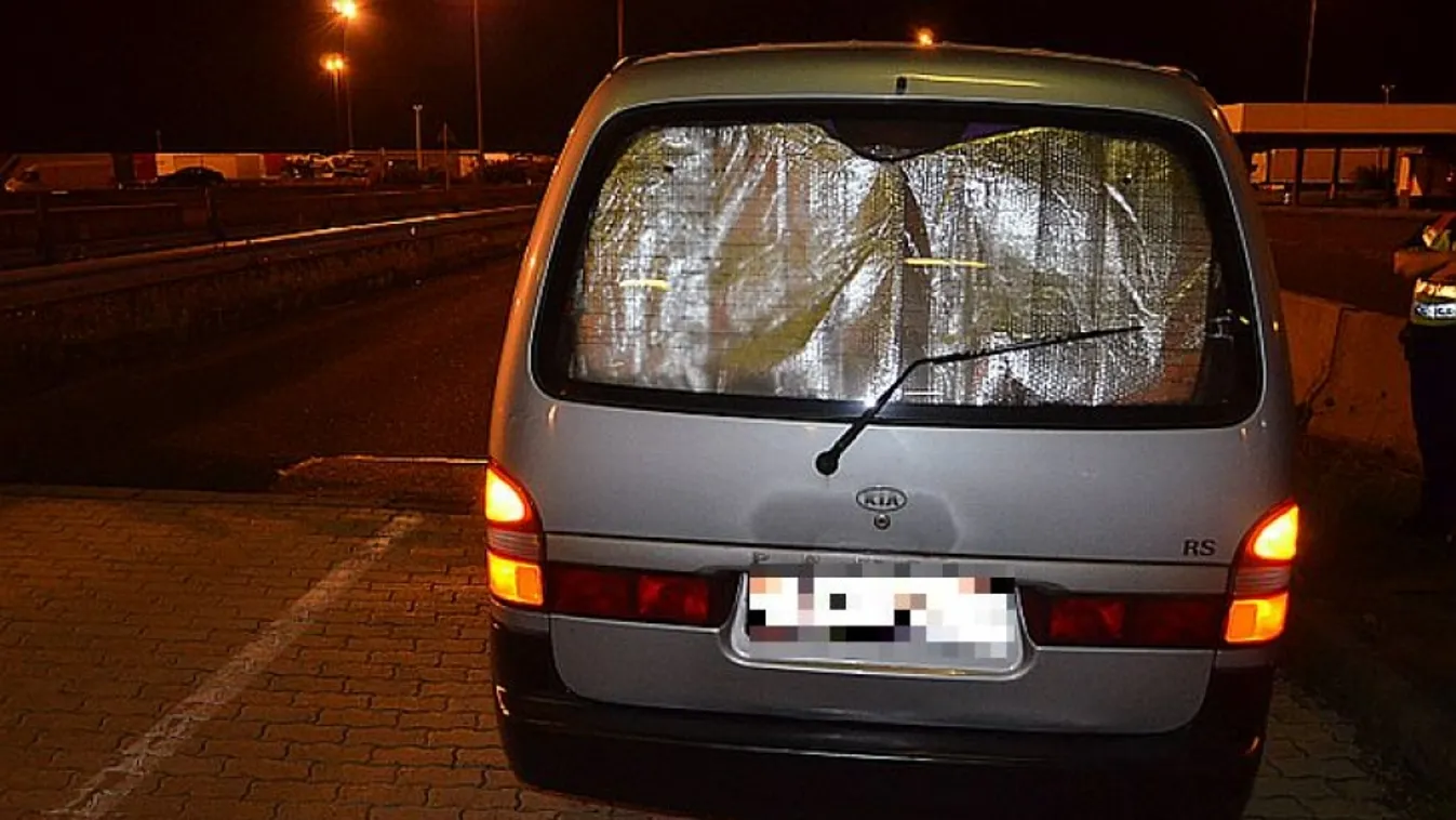 Tizennyolc migráns kuporgott a román kisbuszban