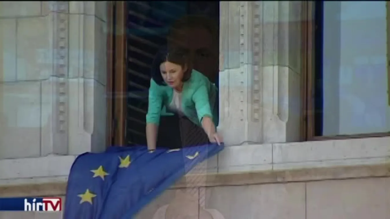 Zászlóval tiltakozott Kunhalmi