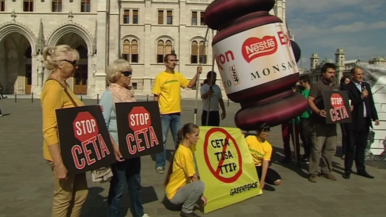 Hatalmas kalapáccsal tiltakoztak a Kossuth téren