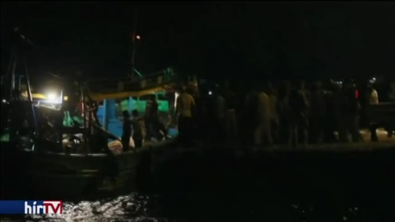 Felborult egy hajó, 40 menekült meghalt, 400 eltűnt