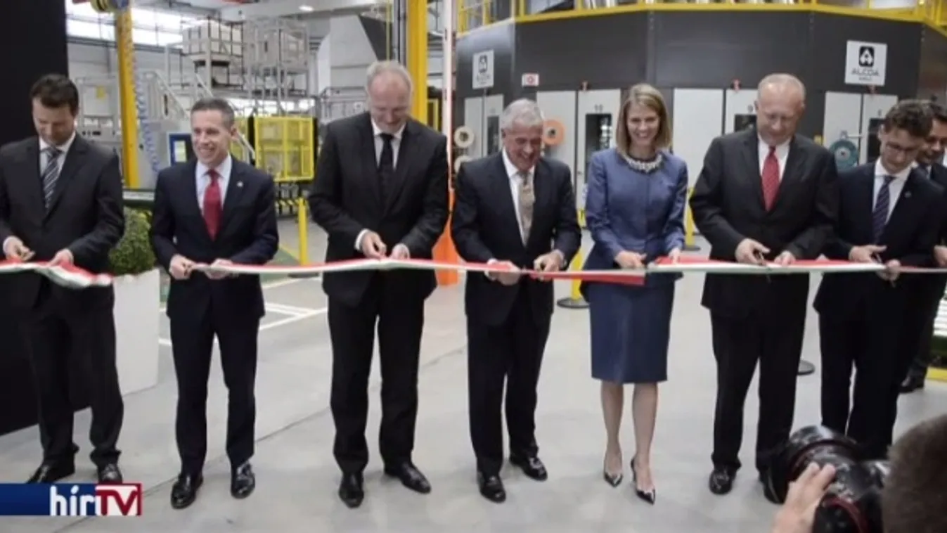 Colleen Bell is részt vett a „titkos” gyártósor átadásán