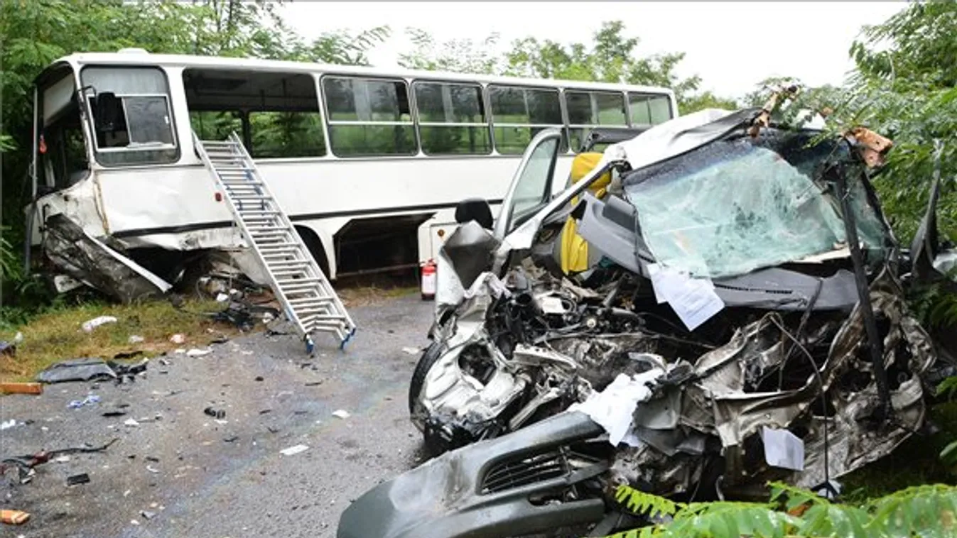 Iskolabusz karambolozott, halottak