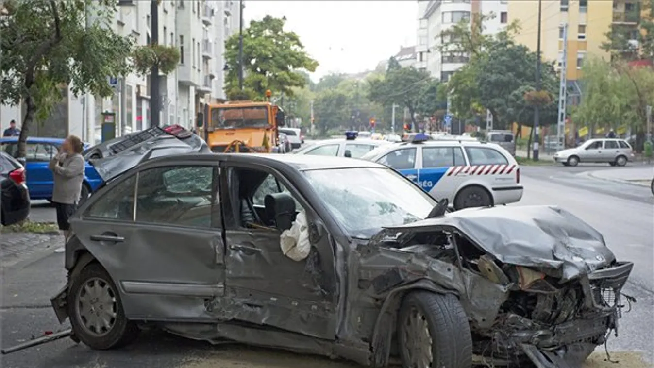 Bombaként csapódott a parkoló autókba a Mercedes