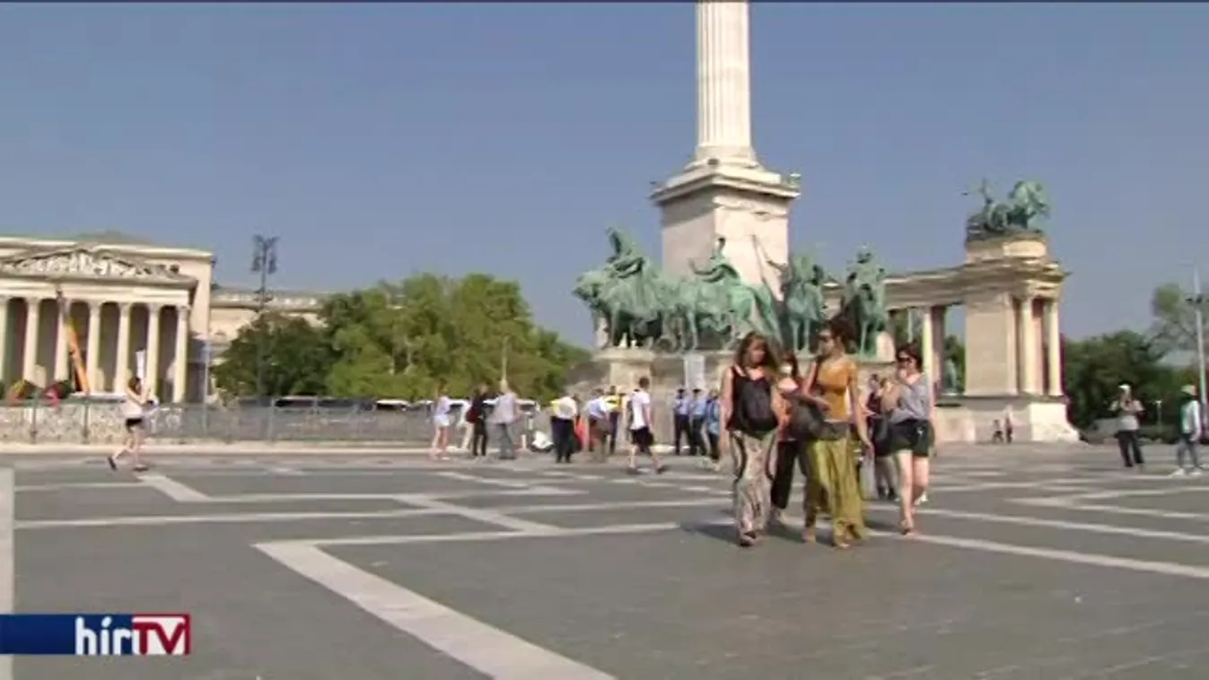 Rendőrök a Ligetvédők sajtótájékoztatóján