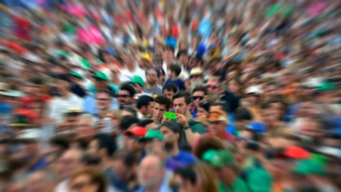 Ezrek tüntettek a Szabad sajtó útján