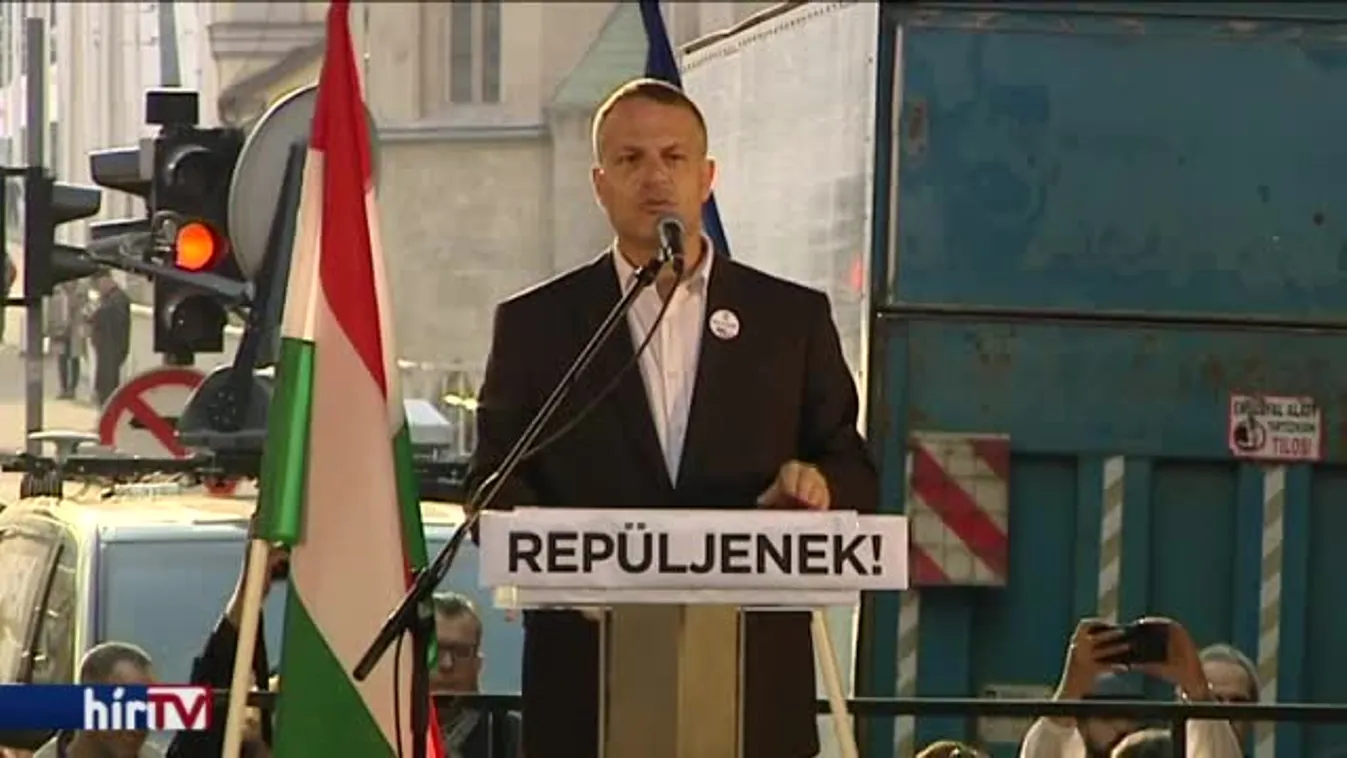 Ellenzéki tüntetés a Népszabadság felfüggesztése és a korrupció ellen