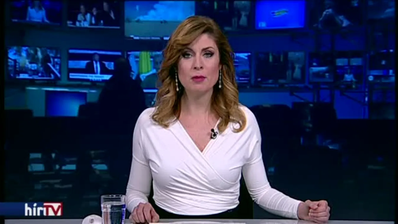 Vasúti hídnak ütközött egy emeletes busz