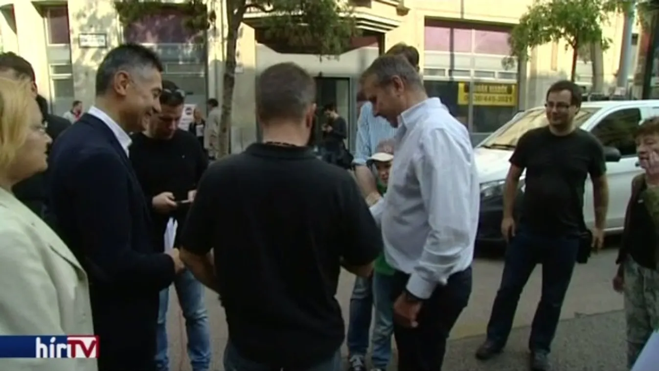 Körbeért Gyurcsányék élőlánca a Parlamentnél