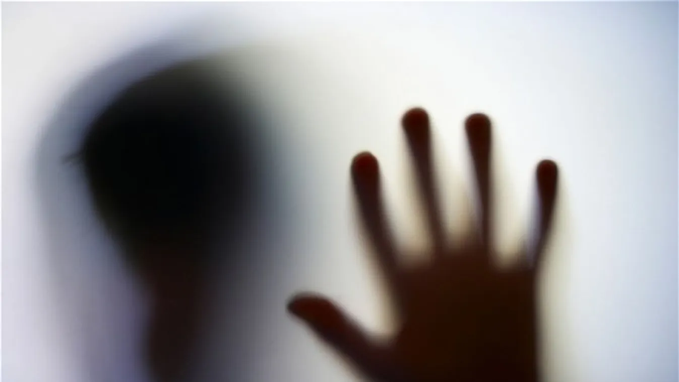 Dobverővel molesztálhatták a kisfiút