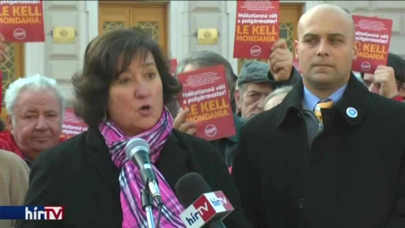Ismét az idős nőket lek*rvázó polgármester ellen tüntettek