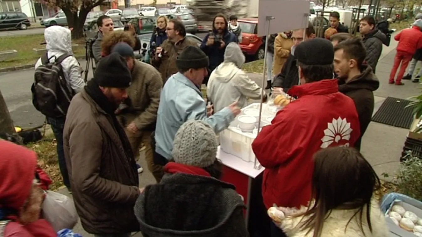 Fedél nélkülieknek osztott ételt az MSZP a TV2 épületénél