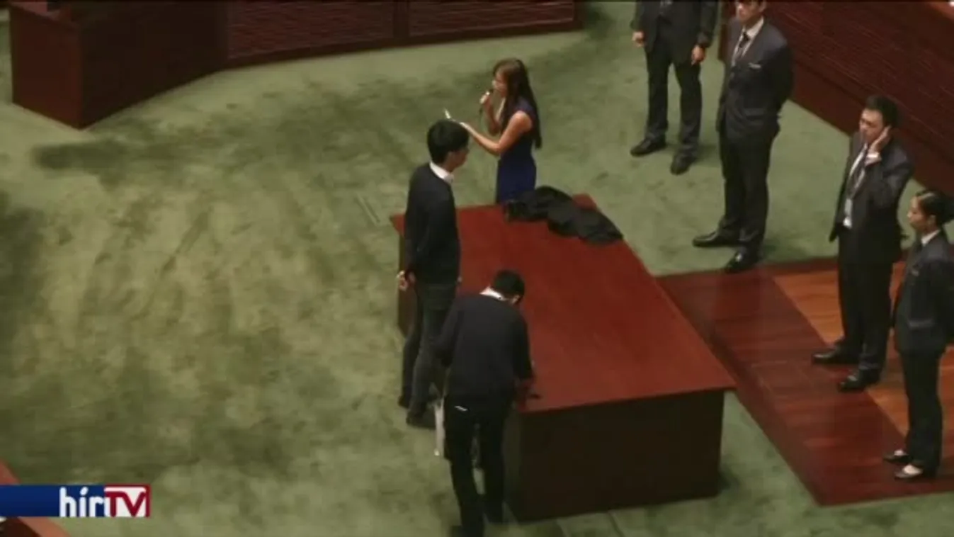 Egymásnak estek a képviselők a parlamentben