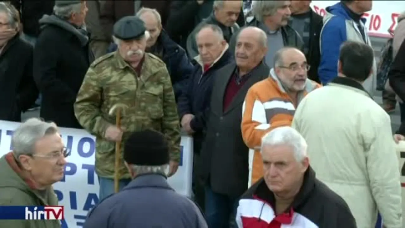 Több ezren tüntettek a nyugdíjak emeléséért