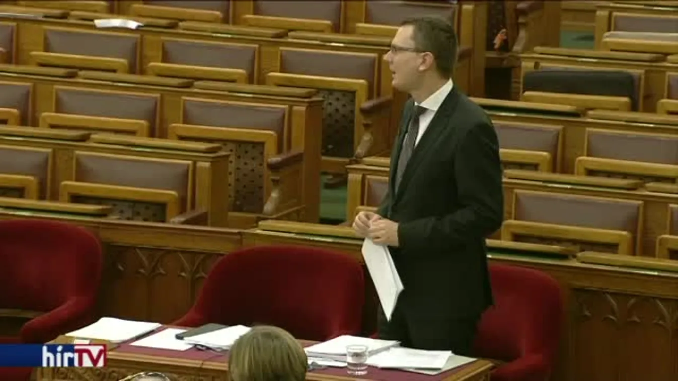  Rétvári visszafelé mutogatott, Kunhami elképedt