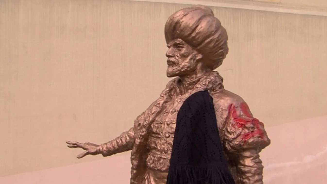 Horogkeresztet festettek Pecsevi szobrára