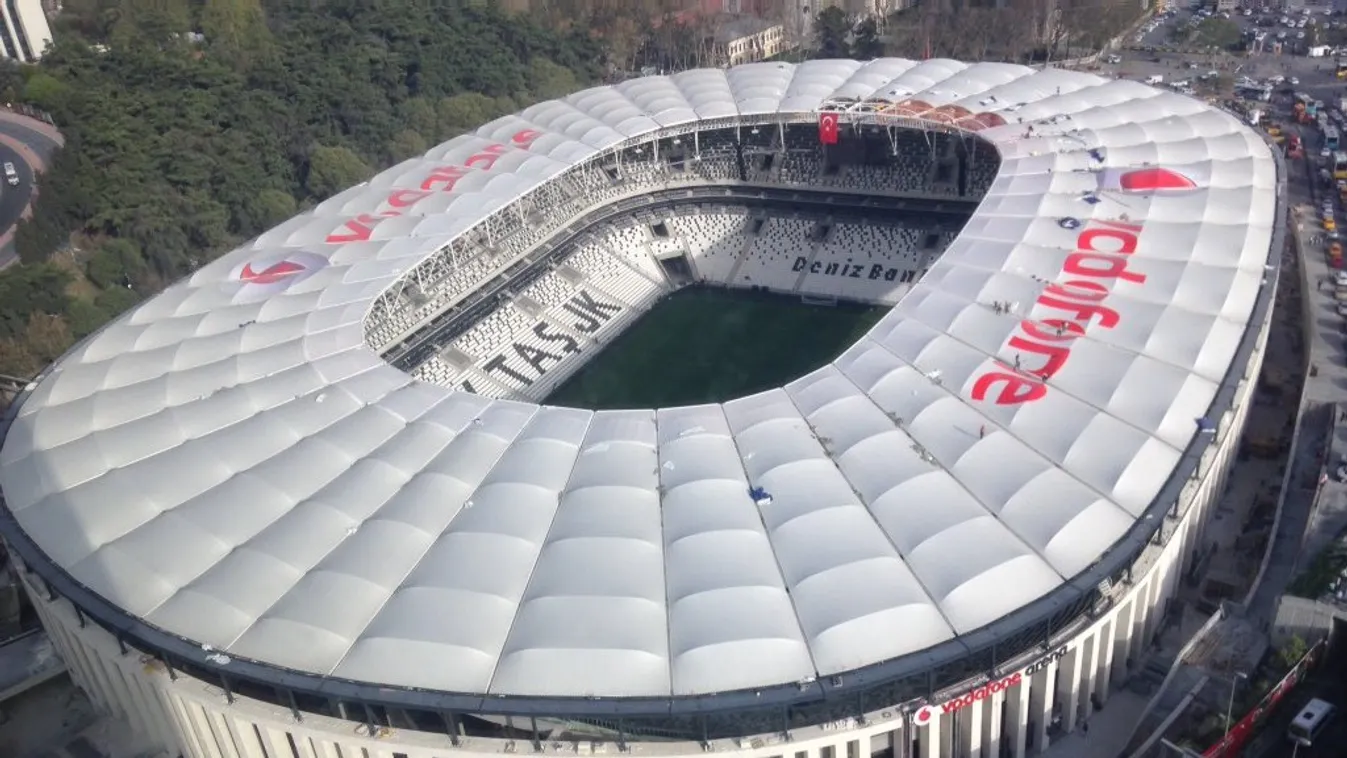 A Besiktas stadionja mellett robbantak bombák