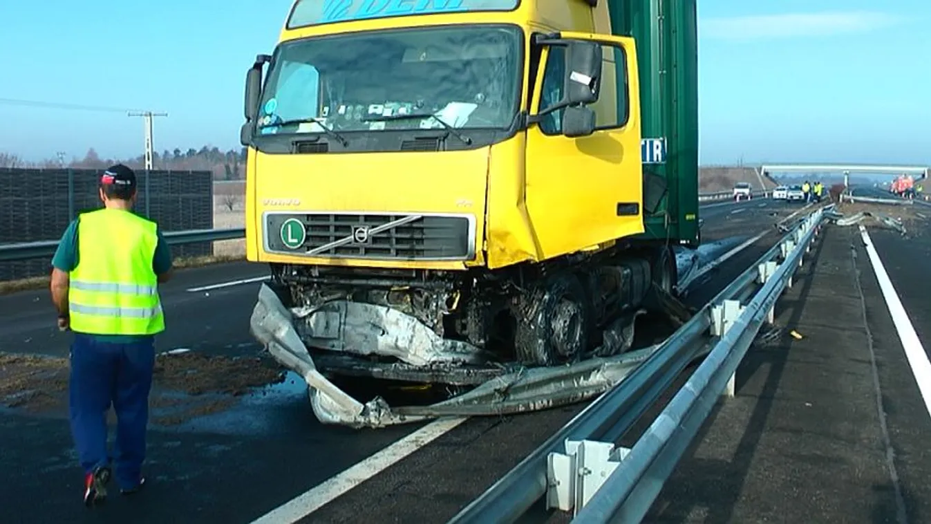 Letarolta a szalagkorlátot egy kamion az M5-ösön