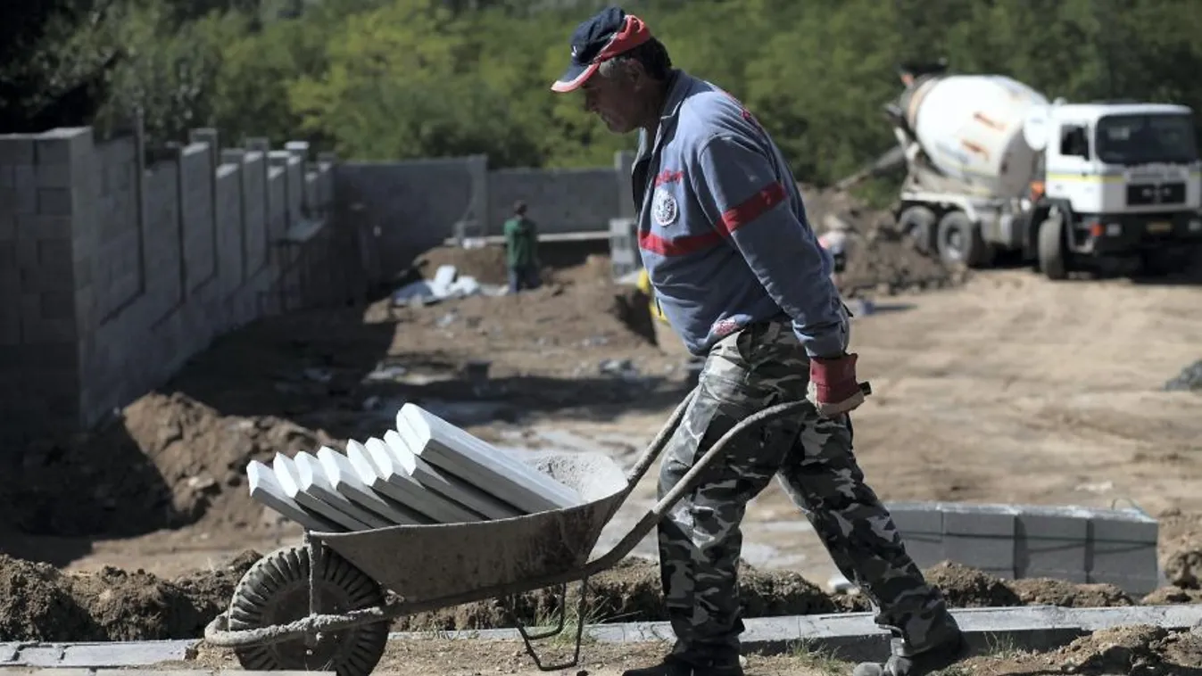 Forrásokat von el a kormány a közmunkaprogramból