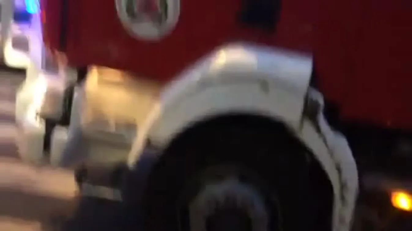 Megérkeztek a tűzoltók