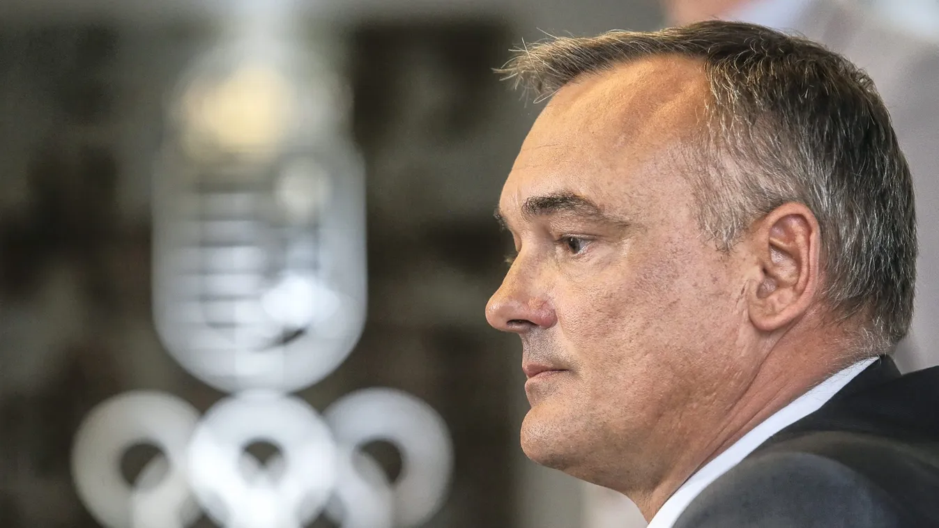 Maradna az elnöki székben Borkai