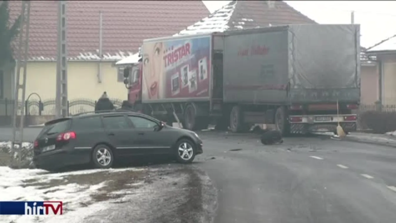 Kamion és személyautó ütközött